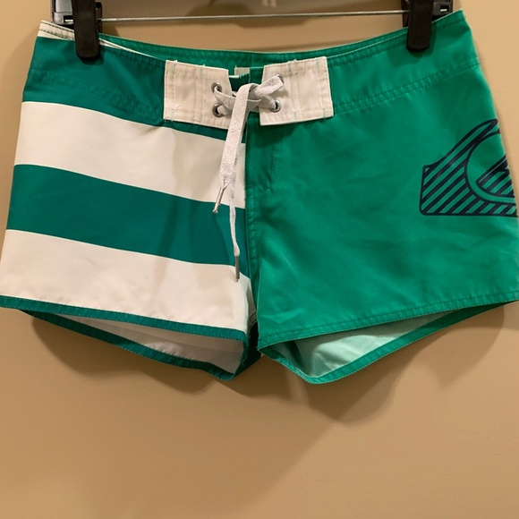 ROXY VINTAGE LOW RISE GREEN AND WHITE SHORT SHORTS - SIZE 3 (SMALL) - Picture 9 of 9